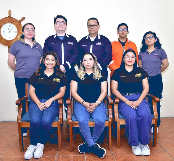 Equipo de Multiservicios Náuticos de Campeche SA de CV reunido junto a una embarcación