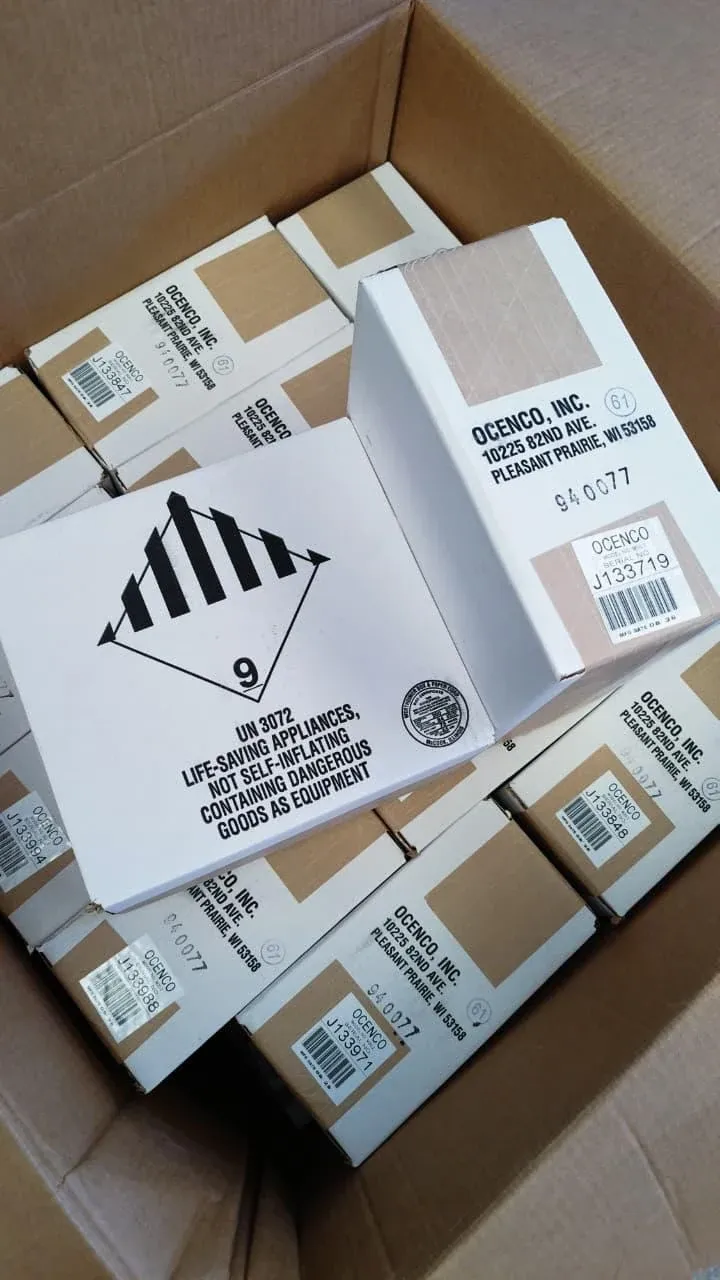 Cajas de equipos de escape de emergencia Ocenco preparadas para entrega