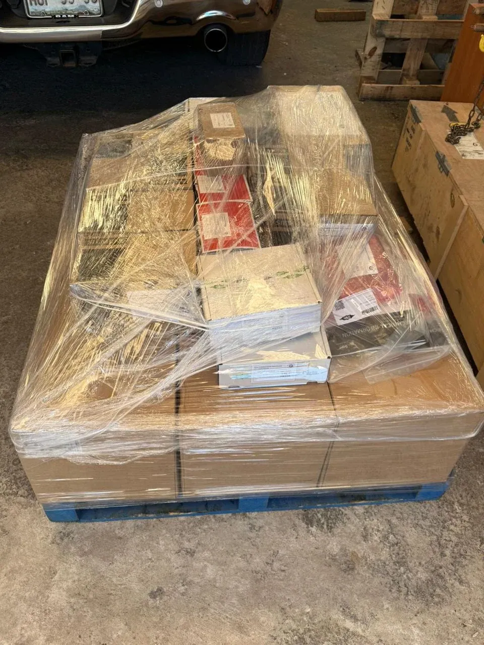 Lote de componentes y refacciones embalado sobre una tarima