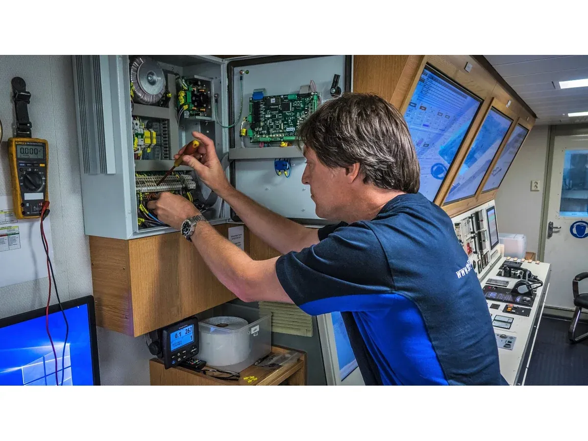 Técnico configurando un sistema antiincrustante ICAF de MME Group
